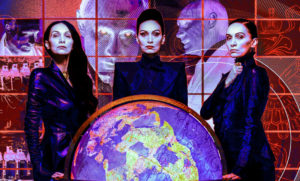 Três vampiras diante de um globo terrestre.