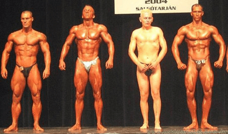 Imagem de quatro fisiculturistas, um deles muito mais magro e sem musculos que os outros