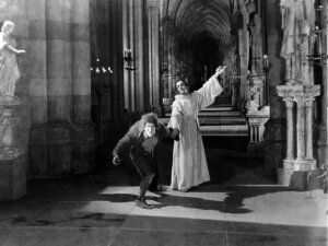 QUasímodo e Frollo dentro da catedral de Notre Dame