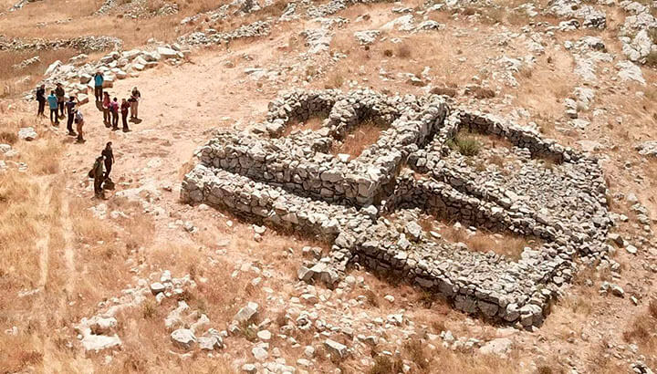 Sítio arqueológico descoberto em 1980 na região do Monte Ebal.