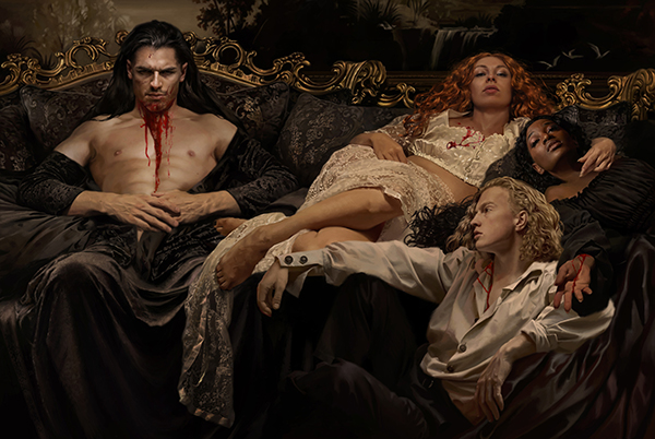 Um vampiro com três vítimas em um sofá.