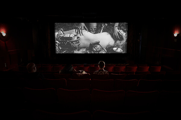 O interior de uma sala de cinema